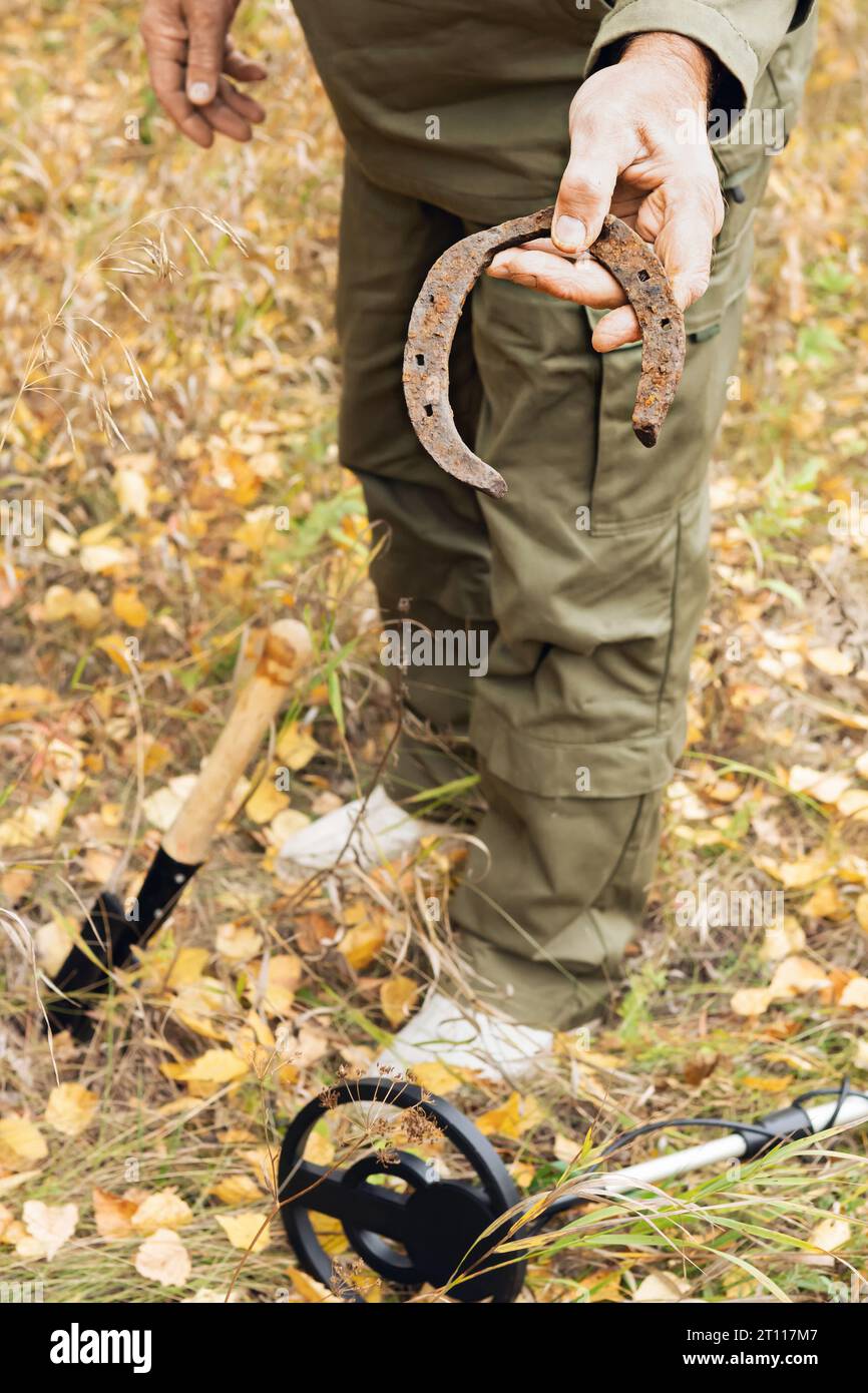 Homme équipé d'un détecteur électronique de métaux travaillant à l'extérieur. Gros plan de la recherche d'antiquités processus. Banque D'Images