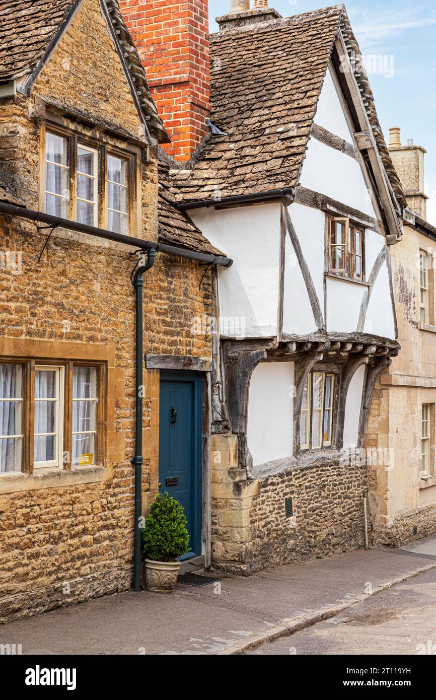 Une variété de styles architecturaux dans le village de Lacock, Wiltshire, Angleterre Royaume-Uni Banque D'Images