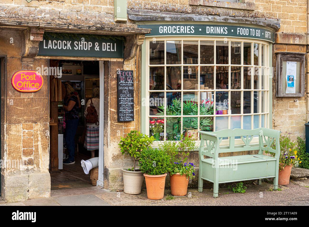 The Lacock Shop & Deli, un magasin rural traditionnel et bureau de poste dans le village de Lacock, Wiltshire, Angleterre Royaume-Uni Banque D'Images