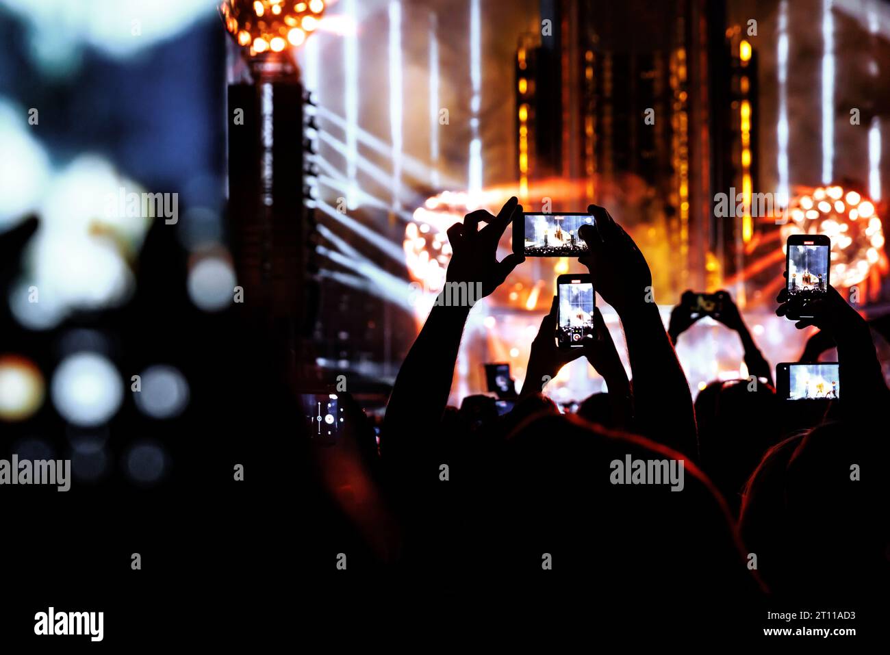 Prise de photos ou de vidéos pour les réseaux sociaux lors du concert, téléphone portable sur le spectacle de musique Banque D'Images
