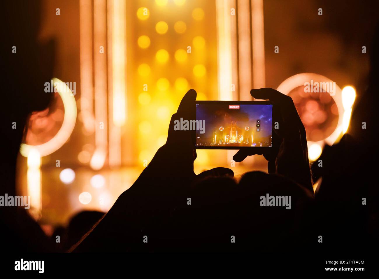 Prise de photos ou de vidéos pour les réseaux sociaux lors du concert, téléphone portable sur le spectacle de musique Banque D'Images