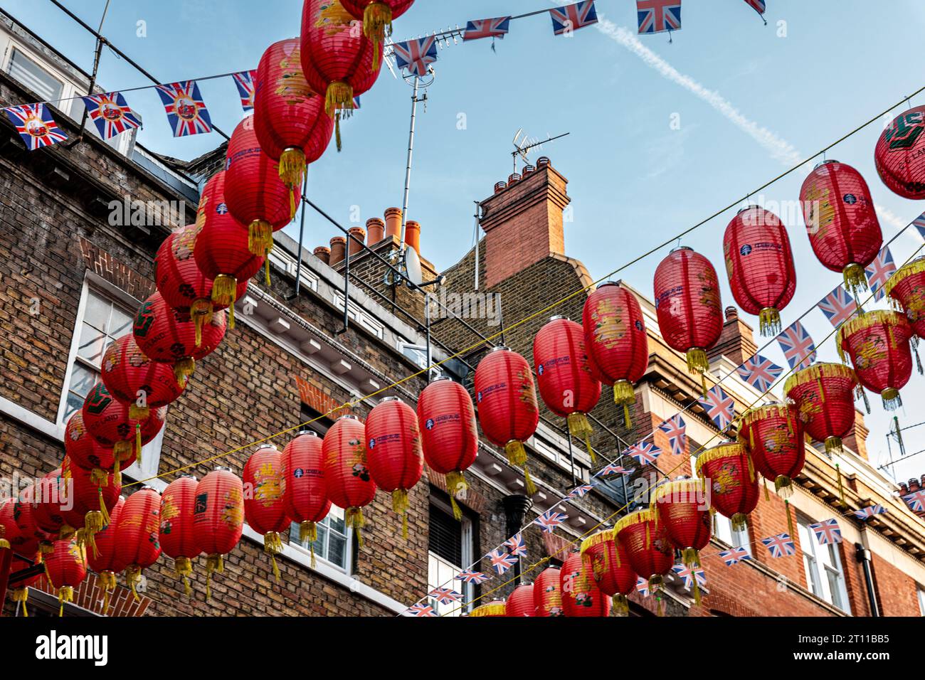 Londres, Angleterre, 07 octobre 2023 : lanternes et drapeaux suspendus au-dessus de Leicester place après le festival chinois de la lune dans Chinatown. Banque D'Images