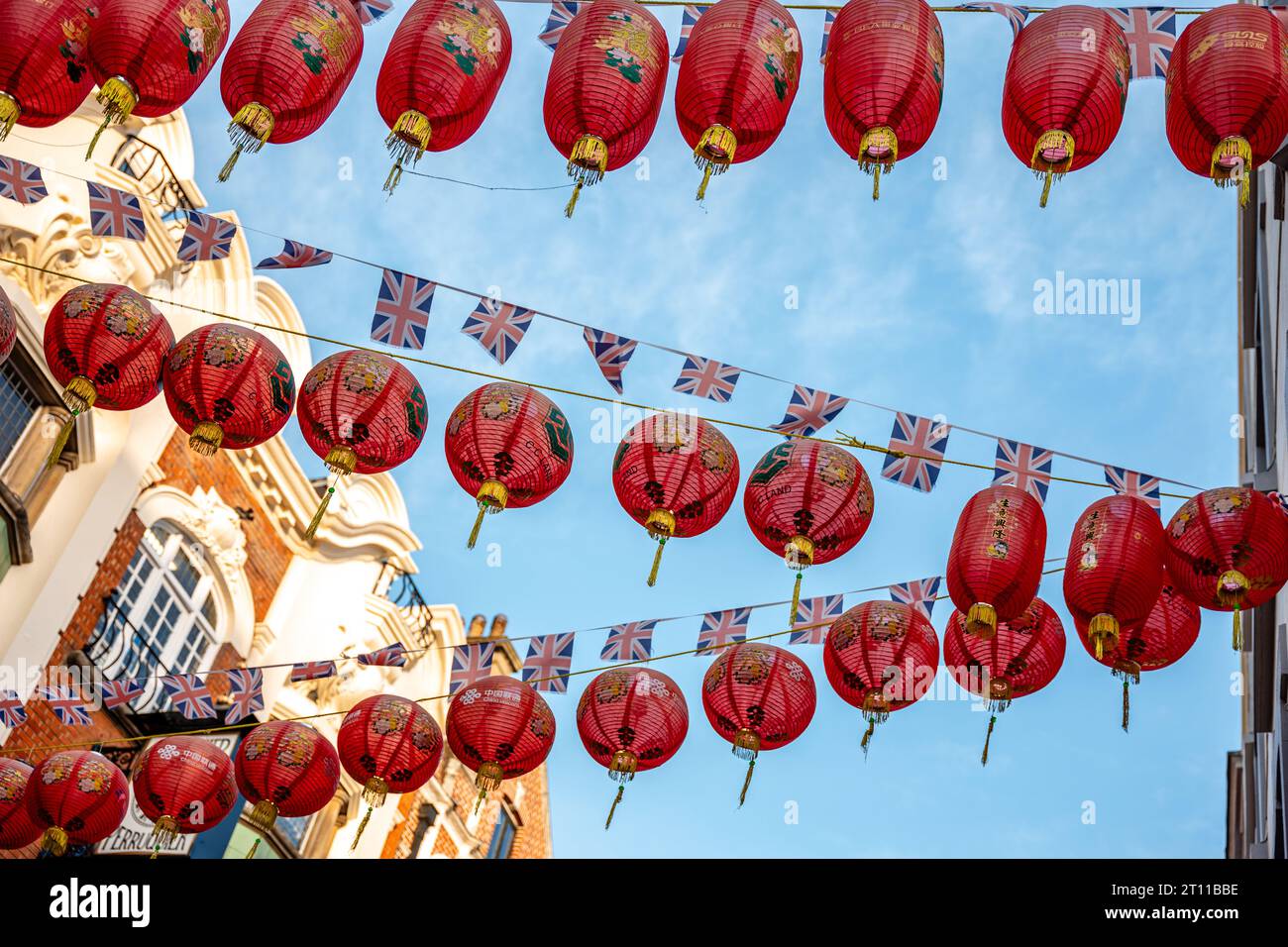 Londres, Angleterre, 07 octobre 2023 : lanternes et drapeaux suspendus au-dessus de Wardour Street après le festival chinois de la lune dans Chinatown. Banque D'Images