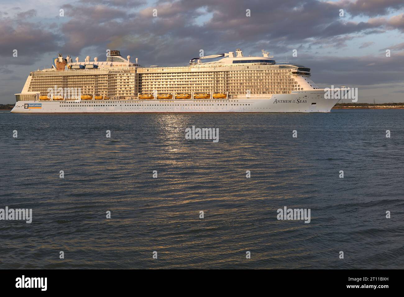 The Royal Caribbean International Cruise Ship, HYMNE DES MERS au départ du port de Southampton, Royaume-Uni, destination : Vigo, Espagne Banque D'Images