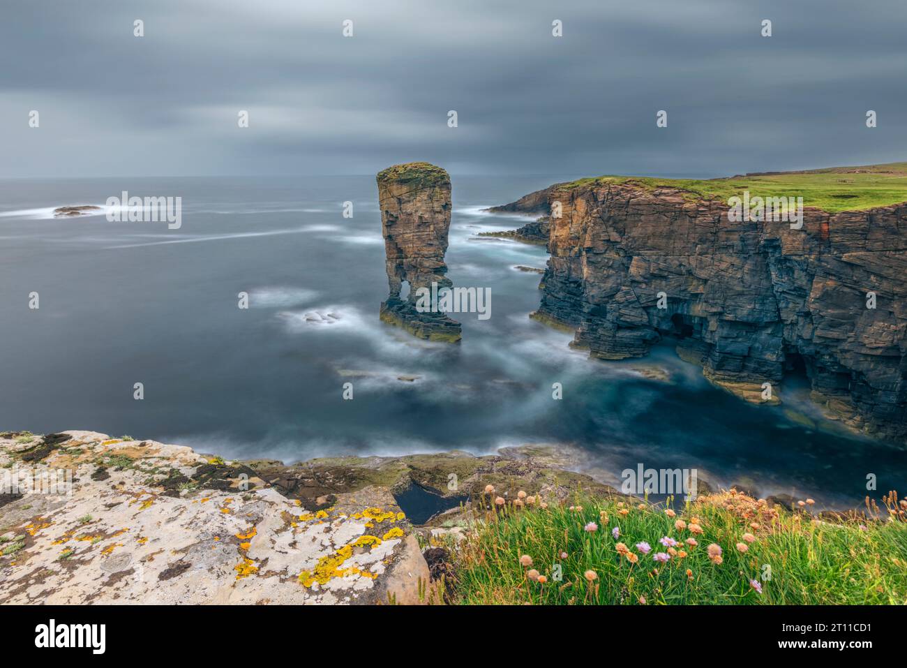 Le château de Yesnaby est un célèbre empilement marin à deux pattes près de Sandwick sur le continent dans les Orcades, en Écosse. Banque D'Images