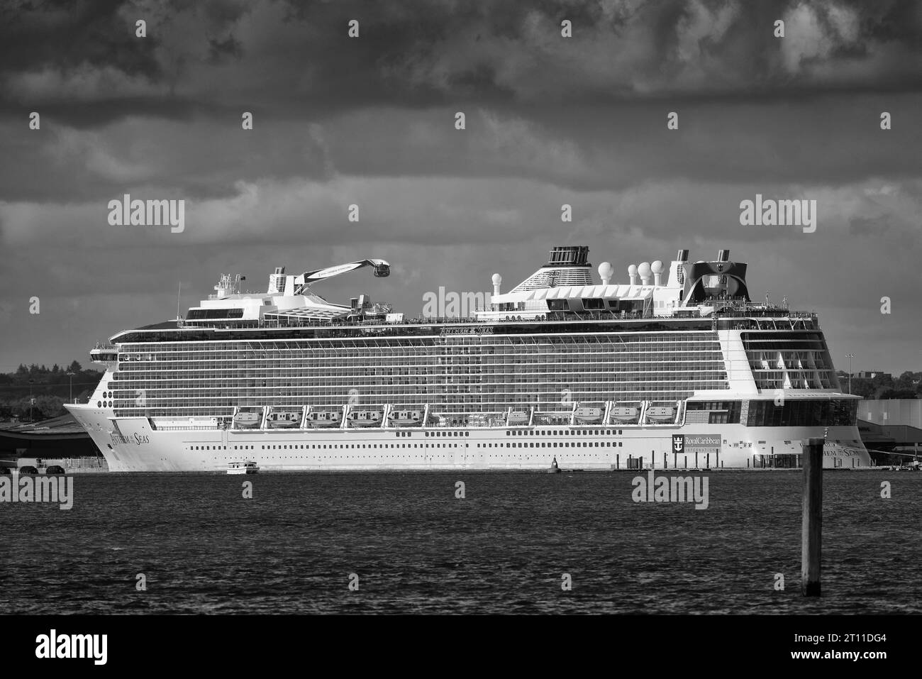 Photo en noir et blanc du Royal Caribbean International Cruise Ship, HYMNE DES MERS amarré à Southampton, Royaume-Uni Banque D'Images