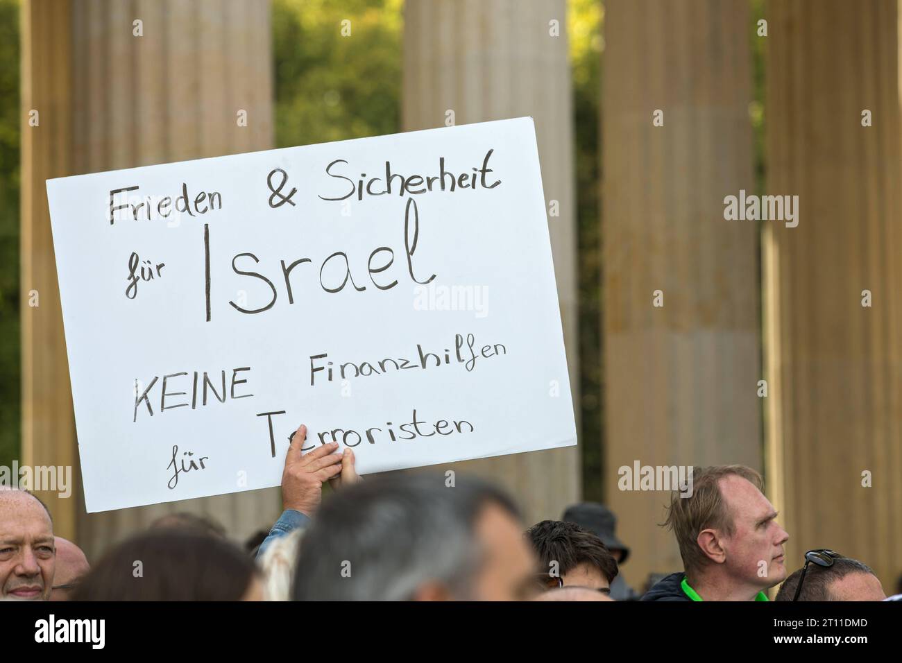 Berlin, Deutschland - DIG, Pro-Israelische Solidaritaetskundgebung auf dem Pariser Platz vor dem Brandenburger Tor 08.10.2023, Berlin, Deutschland, DEU - DIG, Pro-Israelische Solidaritaetskundgebung auf dem Pariser Platz vor dem Brandenburger Tor. Vers 2000 Menschen solidarisieren sich gegen die Angriffe der radikalislamischen Terrororganisation Hamas auf Israel. Ein Schild mit der Aufschrift : Frieden und Sicherheit fuer Israel. Keine Finanzhilfen fuer Terroristen. Berlin Berlin Deutschland *** Berlin, Allemagne DIG, Pro Israel Solidarity Rally à Pariser Platz devant la porte de Brandebourg 08 1 Banque D'Images