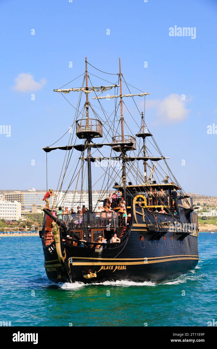 Les touristes sur le bateau pirate sur le thème de Black Pearl retournent au port d'Ayia Napa. Chypre Banque D'Images