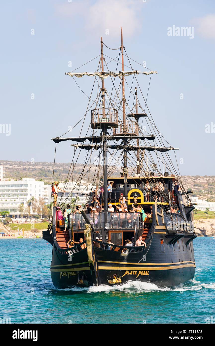 Les touristes sur le bateau pirate sur le thème de Black Pearl retournent au port d'Ayia Napa. Chypre Banque D'Images