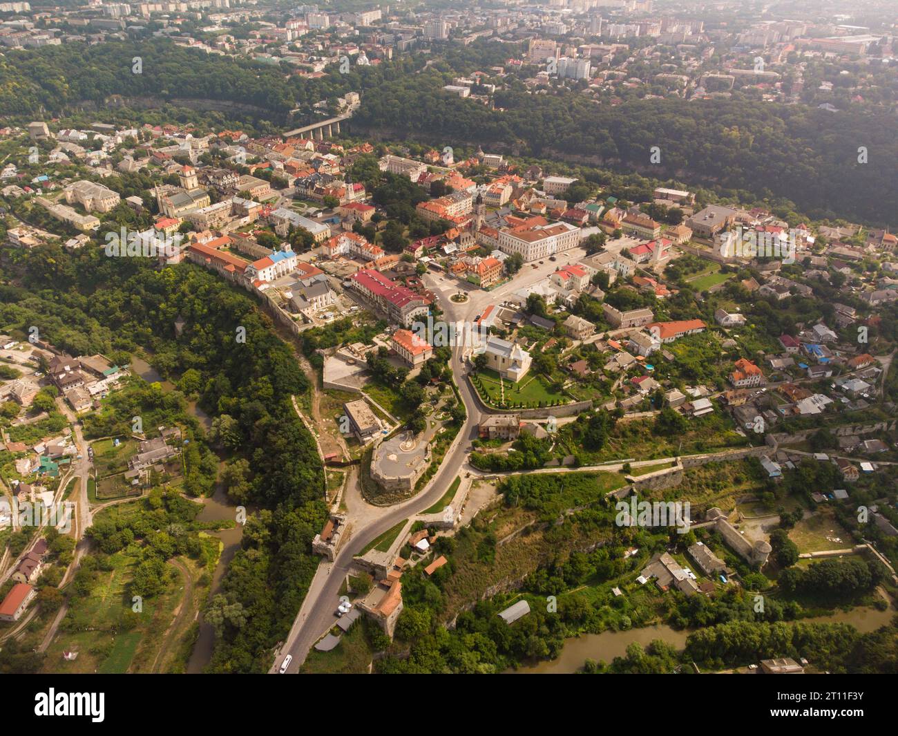 Vue aérienne d'été drone du centre-ville de Kamyanets-Podilsky, Ukraine. Banque D'Images
