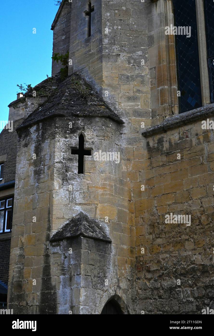 ancien bâtiment avec des croix taillées dans un mur de pierre Banque D'Images