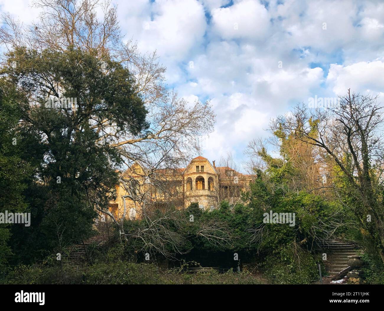 Vue sur le Palais d'été de l'ancienne famille royale grecque à Tatoi, Acharnes, Grèce. Palais abandonné en Grèce Banque D'Images