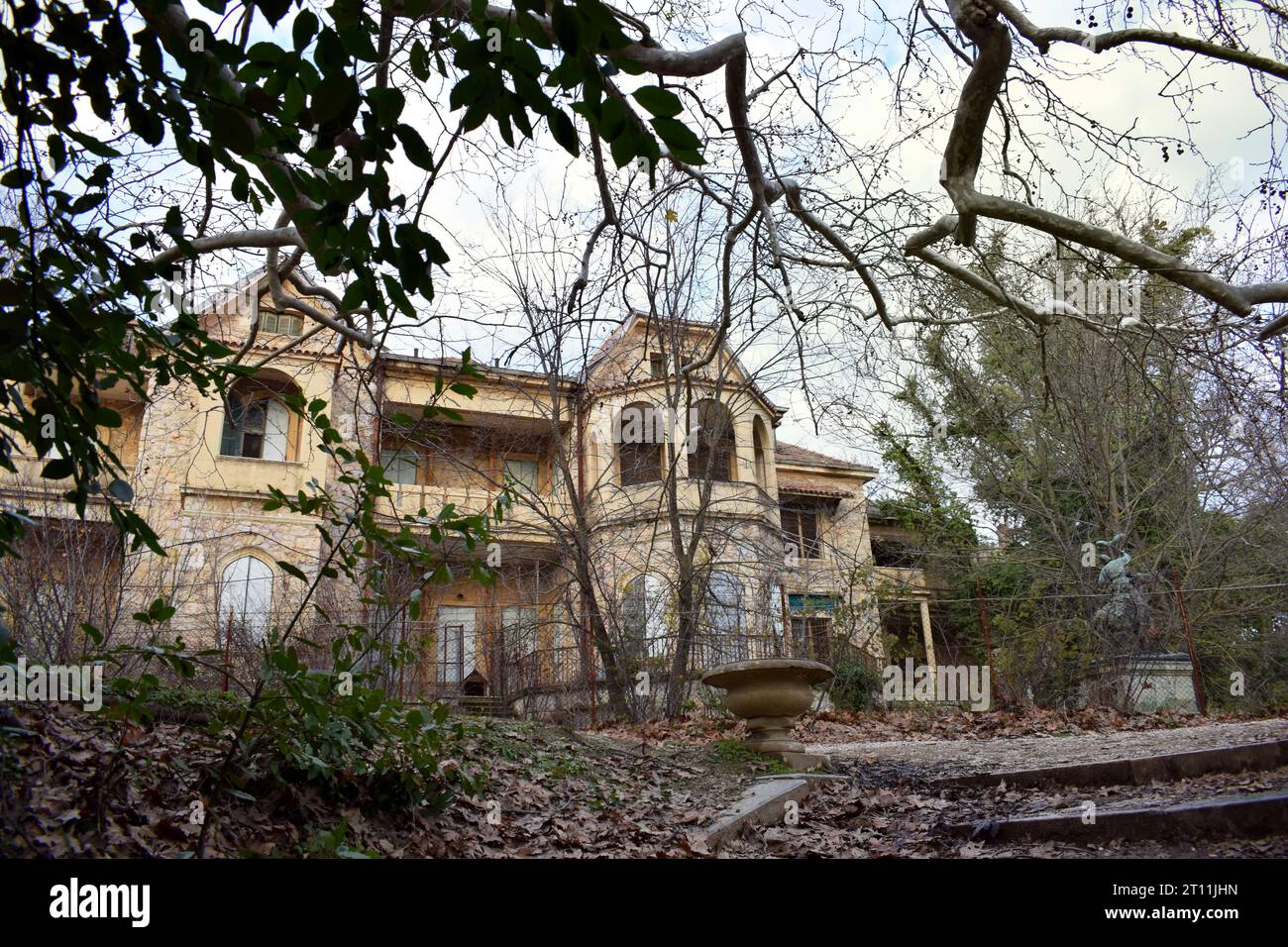 Vue sur le Palais d'été de l'ancienne famille royale grecque à Tatoi, Acharnes, Grèce. Palais abandonné en Grèce Banque D'Images