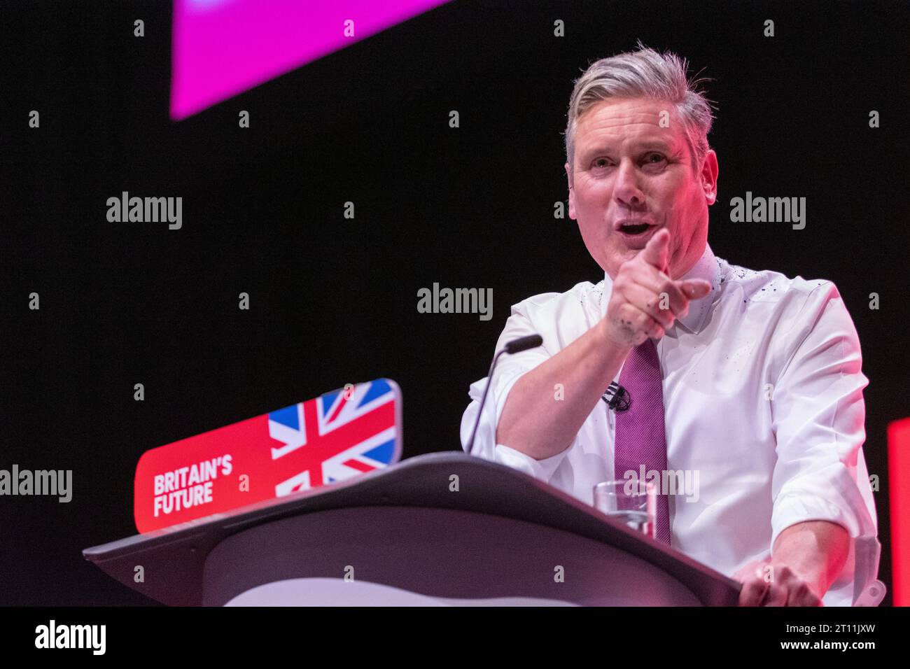 Le manifestant couvre Keir Starmer avec des paillettes au début du discours des dirigeants. Le manifestant a été combattu et enlevé par la sécurité. Sir Keir brossa ses cheveux, enleva sa veste et continua avec la parole. Sa chemise, ses mains et le sol autour de lui étaient couverts de paillettes et le sont restés tout au long du discours. Conférence du travail 2023. Crédit : GaryRobertsphotography/Alamy Live News Banque D'Images