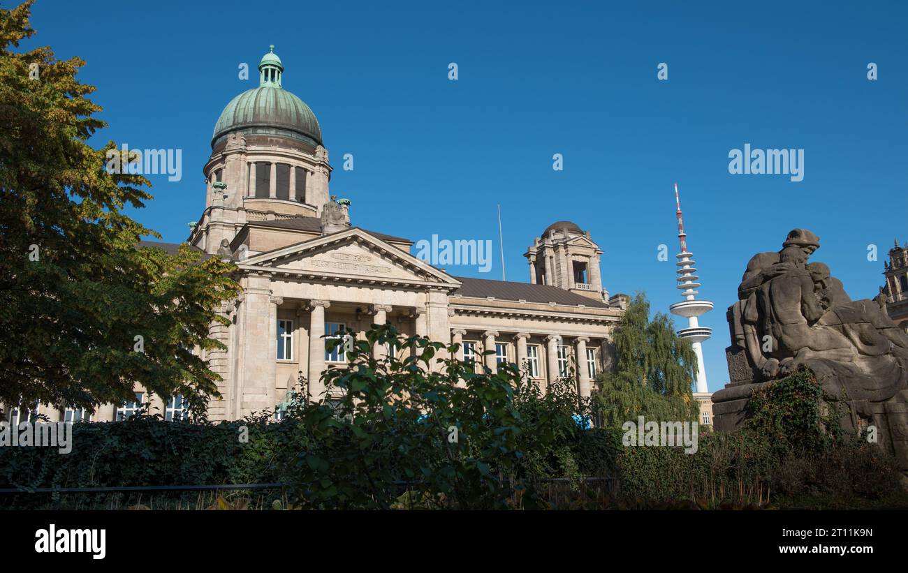 Cour régionale supérieure de Hambourg, dôme avec entrée et tour de télévision en arrière-plan, vue depuis Hamburger Wallanlagen Banque D'Images