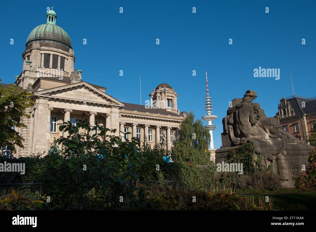 Cour régionale supérieure de Hambourg, dôme avec entrée et tour de télévision en arrière-plan, vue depuis Hamburger Wallanlagen Banque D'Images