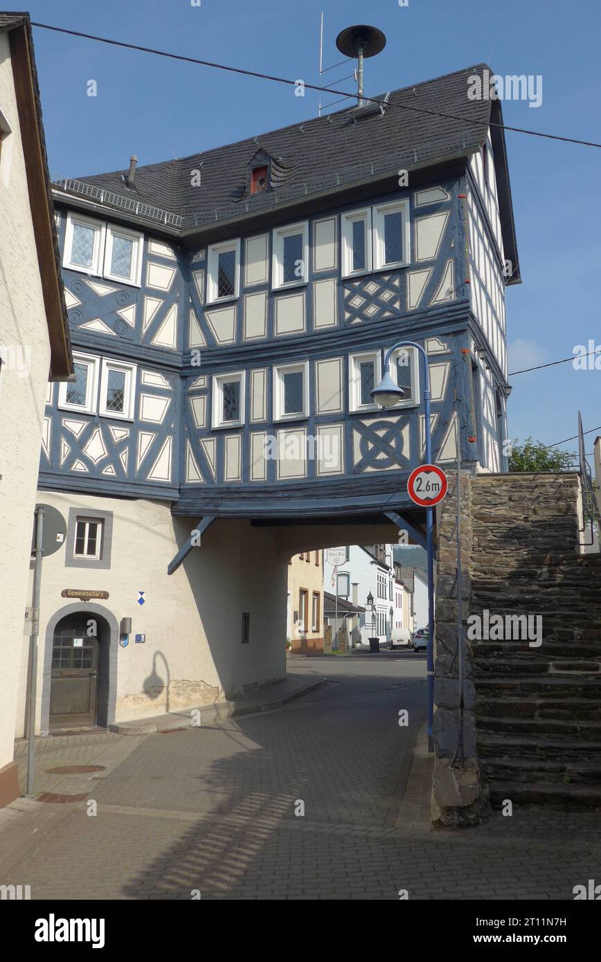 Die sogenannte Wachport, das alte Rathaus der Gemeinde Filsen am Rhein im Rhein-Lahn-Kreis Rheinland-Pfalz. DAS historische Gebäude ist eines der wenigen noch erhaltenen Fachwerkhäuser, die über einem Torbogen erbaut wurden. DAS Fachwerk trägt die Jahreszahl 1611. Der Torbogen und der Unterbau dürften nach Angaben der Gemeinde jedoch wesentlich älter sein. Filsen liegt in der Bopparder Rheinschleife und nennt sich auch Kirschendorf, weil hier auch Kirschen angebaut werden. *** Le soi-disant Wachport, l'ancien hôtel de ville de la municipalité de Filsen sur le Rhin dans le district Rhin Lahn de RHI Banque D'Images