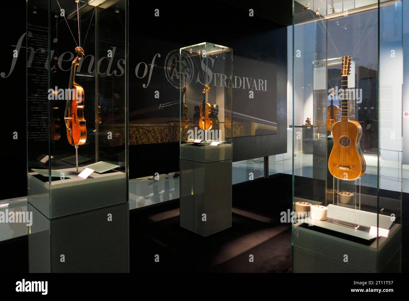 Exposition au Museo del Violino (Musée du violon) à Crémone, Italie, présentant des instruments rares fabriqués par le maître luthier Antonio Stradivari. Banque D'Images