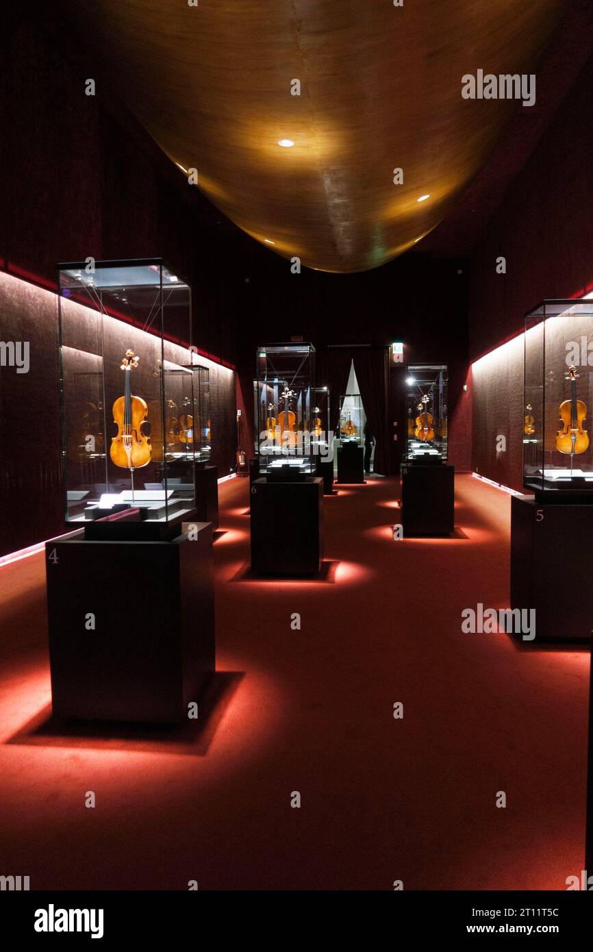 Exposition au Museo del Violino (Musée du violon) à Crémone, Italie, présentant des instruments rares fabriqués par le maître luthier Antonio Stradivari. Banque D'Images