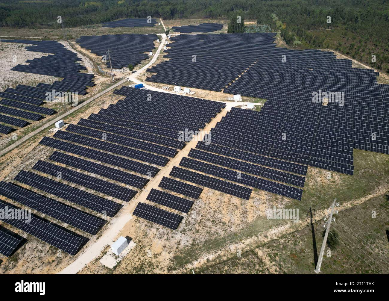 Panneaux solaires sur une centrale photovoltaïque Banque D'Images