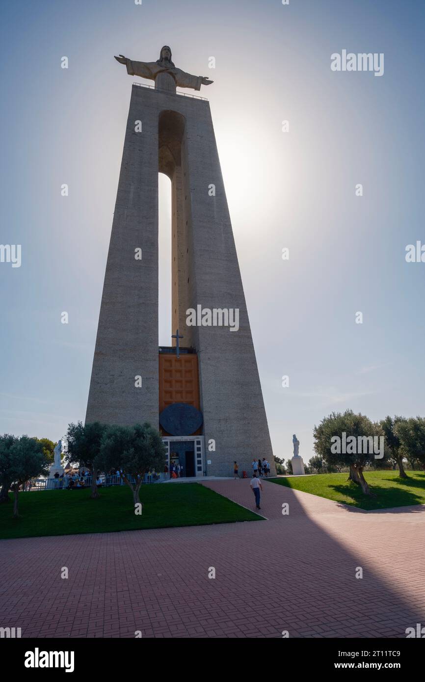 Le Sanctuaire de Jésus-Christ le Roi aka Cristo Rei statue de Jésus-Christ monument catholique surplombant la ville de Lisbonne à Almada, Portugal Banque D'Images