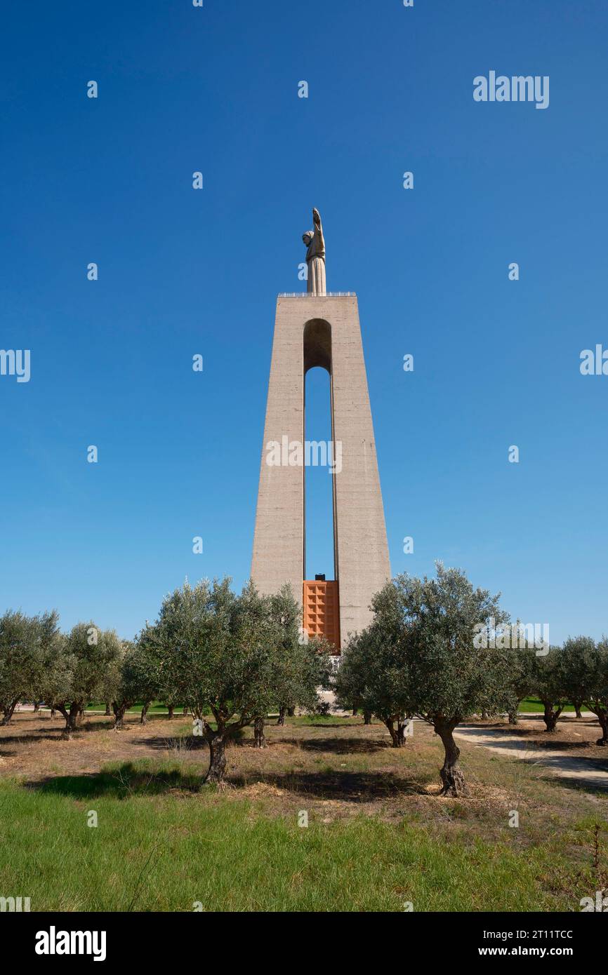 Le Sanctuaire de Jésus-Christ le Roi aka Cristo Rei statue de Jésus-Christ monument catholique surplombant la ville de Lisbonne à Almada, Portugal Banque D'Images