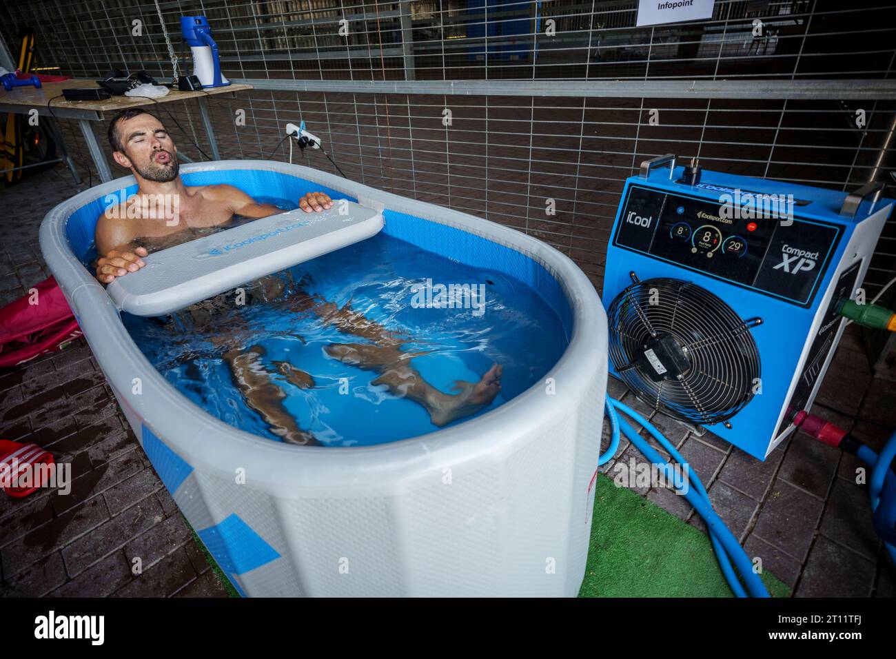 Le canoéiste olympique portugais Fernando Pimenta prenant un bain glacé de thérapie froide après la pratique pour la récupération musculaire Banque D'Images