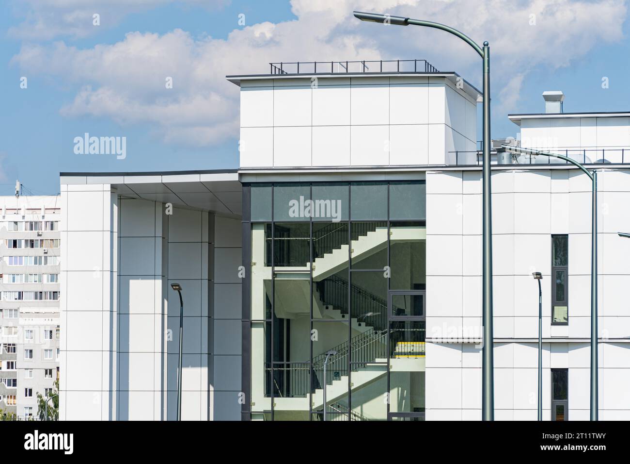 Nouvelle façade de bâtiment dans le complexe de logement. Style moderne dans l'architecture. Maison contemporaine dans un dortoir. Point de repère urbain, maison. Façade de bâtiment Banque D'Images