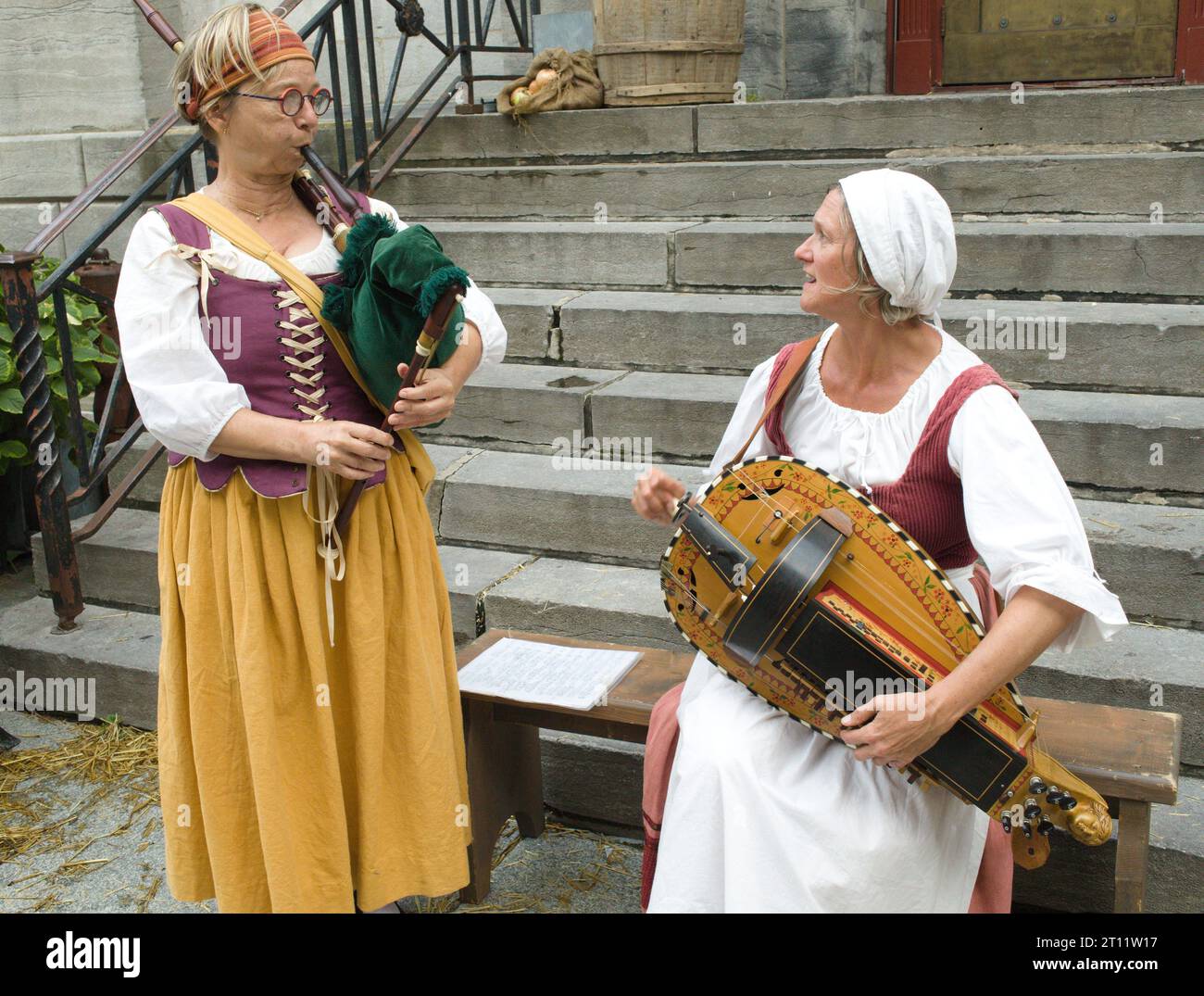 Canada, Québec, Montréal, marché public du 18e siècle, musiciens, gens, costumes historiques, Banque D'Images