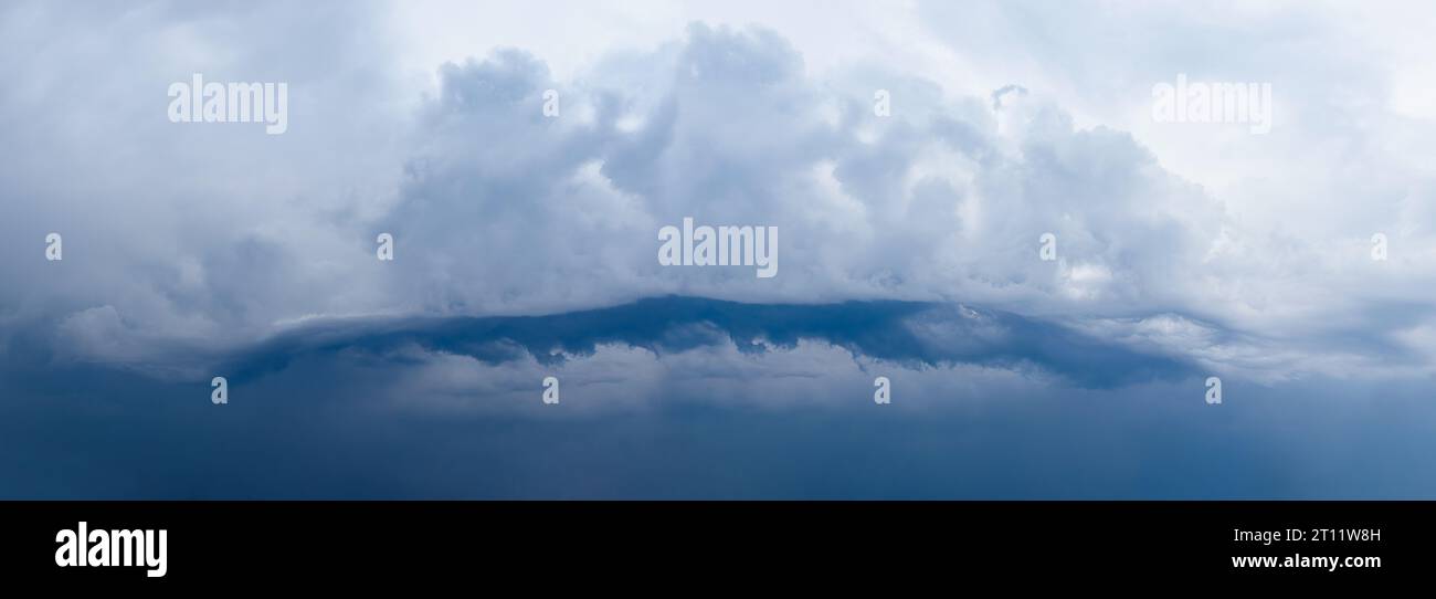 Panorama de nuage d'orage cyclone de forme intéressante. Le ciel avant la pluie. Nuages sombres. Énormes nuages noirs au coucher du soleil. ciel sombre nuageux. Contexte de Banque D'Images