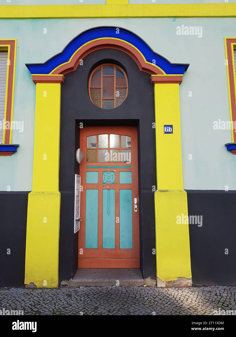 Entrée colorée à Otto-Richter-Straße 6 à Magdebourg en Allemagne, fabriquée en 1922 Banque D'Images