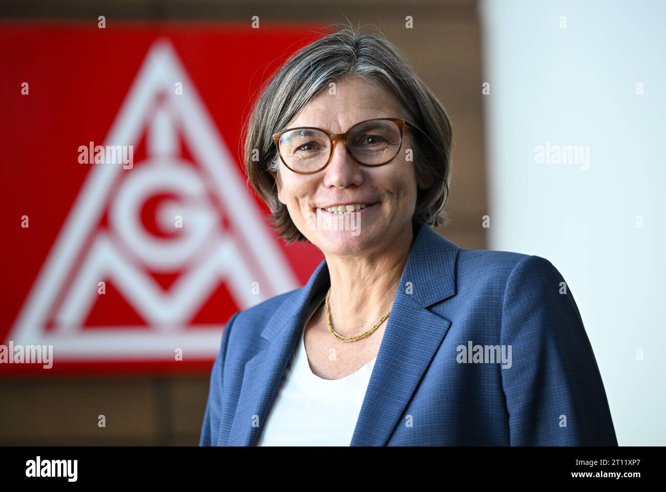 PRODUCTION - 10 octobre 2023, Hesse, Francfort-sur-le-main : Christiane Benner, désignée première présidente d'IG Metall, se tient devant le logo du syndicat dans le bâtiment du directoire. La diplômée en sociologie doit être élue à la conférence syndicale fin octobre comme la première femme à diriger le plus grand syndicat d'Allemagne. Photo : Arne Dedert/dpa Banque D'Images