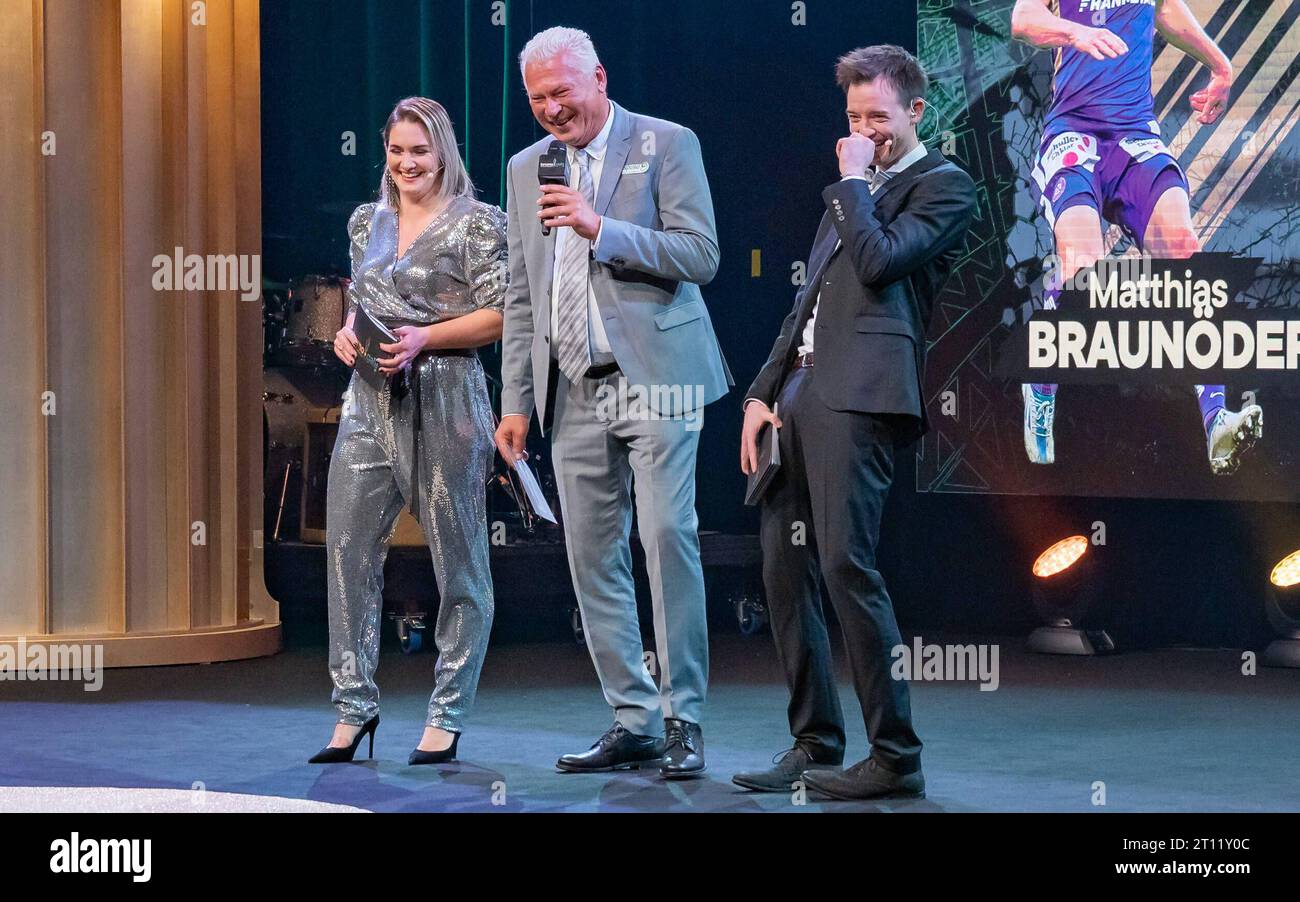 20231009 27. Bruno-Gala WIEN, OESTERREICH - 09. OKTOBER : radio- und Fernsehmoderatorin und Host des abends Gabi Hiller, ehemaliger Fussballspieler und Trainer Toni Polster SC Wiener Viktoria und radio- und Fernsehmoderator und Host des abends Philipp Hansa waehrend der Preisverleihung anlaesslich der 27. Bruno Gala, Das Fest Der SpielerInnen, praesentiert von spusu Sport GmbH und VDF Die Vereinigung der Fussballer im Globe Wien in der Marx-Halle am 09. Oktober 2023 à Wien, Oesterreich. 231009 SEPA 17 064 Copyright : xIsabellexOuvrardx SEPAxMedia crédit : Imago/Alamy Live News Banque D'Images