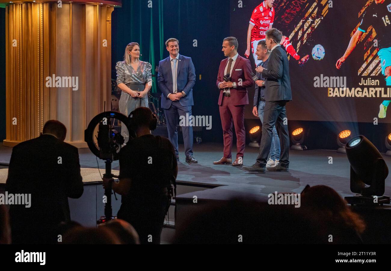 20231009 27. Bruno-Gala WIEN, OESTERREICH - 09. OKTOBER : radio- und Fernsehmoderatorin und Host des abends Gabi Hiller, Wolfsberger AC Fussballspieler Michael Liendl, Preistraeger in der Kategorie -Ehrenpreis- SAK 1914 Fussballspieler Zlatko Junuzovic und radio- und Fernsehmodérateur und Host des abends Philipp Hansa waehrend der Preanleslich der Preanleich der 27. Bruno Gala, Das Fest Der SpielerInnen, praesentiert von spusu Sport GmbH und VDF Die Vereinigung der Fussballer im Globe Wien in der Marx-Halle am 09. Oktober 2023 à Wien, Oesterreich. 231009 SEPA 17 072 Copyright : xIsabellexOuvrard Banque D'Images