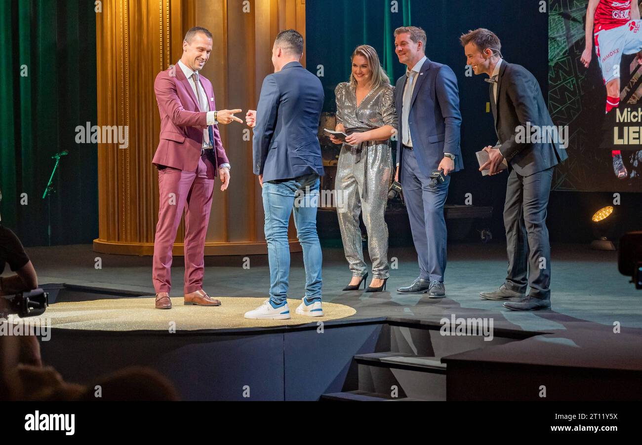 20231009 27. Bruno-Gala WIEN, OESTERREICH - 09. OKTOBER : radio- und Fernsehmoderatorin und Host des abends Gabi Hiller, Wolfsberger AC Fussballspieler Michael Liendl, Preistraeger in der Kategorie -Ehrenpreis- SAK 1914 Fussballspieler Zlatko Junuzovic und radio- und Fernsehmodérateur und Host des abends Philipp Hansa waehrend der Preanleslich der Preanleich der 27. Bruno Gala, Das Fest Der SpielerInnen, praesentiert von spusu Sport GmbH und VDF Die Vereinigung der Fussballer im Globe Wien in der Marx-Halle am 09. Oktober 2023 à Wien, Oesterreich. 231009 SEPA 17 073 Copyright : xIsabellexOuvrard Banque D'Images