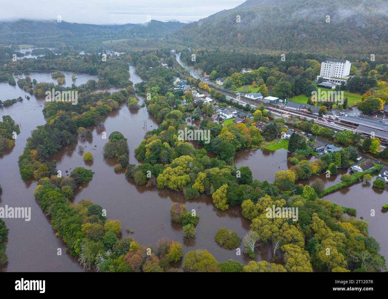 Vues aériennes depuis le drone d’Aviemore, dont des parties ont été inondées par la rivière Spey qui a brisé ses berges après des pluies torrentielles en octobre 2023. AB Banque D'Images