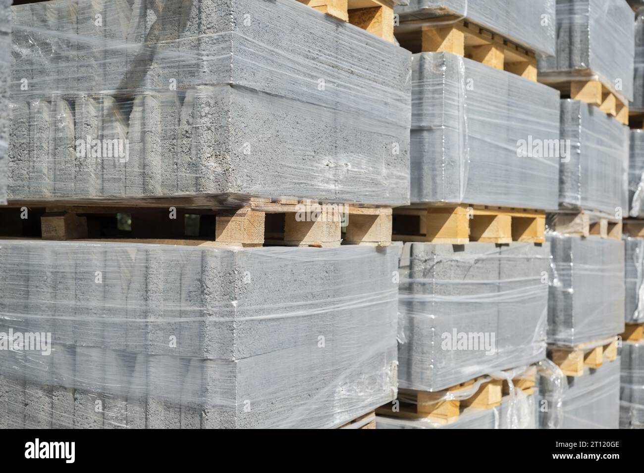 Palettes avec dalles de pavage grises empilées mise au point sélective pile de dalles de pavage dans la réparation de route d'entrepôt ou l'espace de vente de carreaux finis pour le texte Banque D'Images