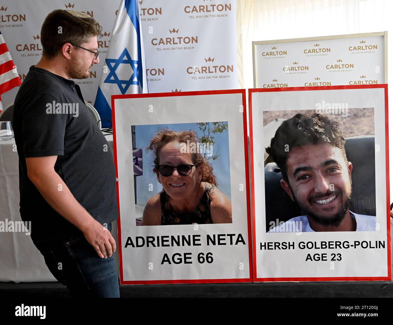 Tel Aviv, Israël. 10 octobre 2023. Un homme regarde des photos d’Israéliens américains portés disparus et soupçonnés d’être retenus en otage par le Hamas à Gaza, exposées lors d’une conférence de presse à tel Aviv, en Israël, le mardi 10 octobre 2023. Photo de Debbie Hill/ crédit : UPI/Alamy Live News Banque D'Images Tel Aviv, Israël. 10 octobre 2023. Un homme regarde des photos d’Israéliens américains portés disparus et soupçonnés d’être retenus en otage par le Hamas à Gaza, exposées lors d’une conférence de presse à tel Aviv, en Israël, le mardi 10 octobre 2023. Photo de Debbie Hill/ crédit : UPI/Alamy Live News Banque D'Images