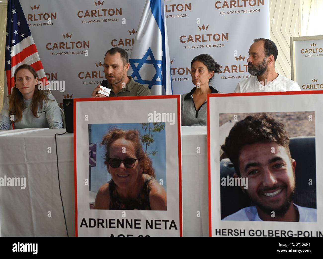 Tel Aviv, Israël. 10 octobre 2023. Des familles américano-israéliennes dont des proches sont portés disparus et qui seraient retenus en otage par le Hamas à Gaza prennent la parole lors d’une conférence de presse à tel Aviv, en Israël, le mardi 10 octobre 2023. Photo de Debbie Hill/ crédit : UPI/Alamy Live News Banque D'Images Tel Aviv, Israël. 10 octobre 2023. Des familles américano-israéliennes dont des proches sont portés disparus et qui seraient retenus en otage par le Hamas à Gaza prennent la parole lors d’une conférence de presse à tel Aviv, en Israël, le mardi 10 octobre 2023. Photo de Debbie Hill/ crédit : UPI/Alamy Live News Banque D'Images