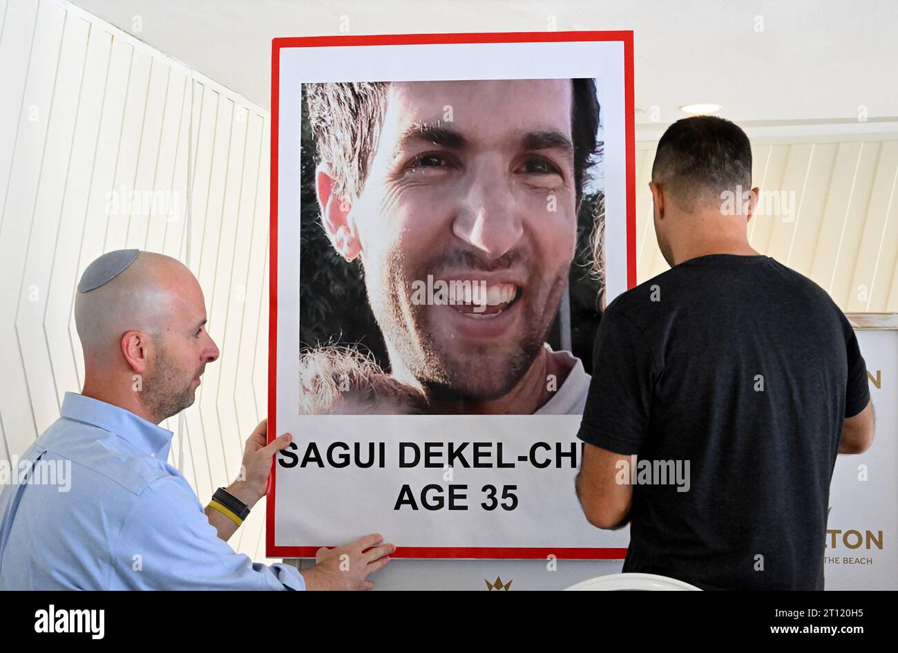 Tel Aviv, Israël. 10 octobre 2023. Des hommes accrochent une photo de Sagui Dekel-Chen, 35 ans, américano-israélien, disparu et soupçonné d’être pris en otage par le Hamas à Gaza, exposée lors d’une conférence de presse à tel Aviv, en Israël, le mardi 10 octobre 2023. Photo de Debbie Hill/ crédit : UPI/Alamy Live News Banque D'Images Tel Aviv, Israël. 10 octobre 2023. Des hommes accrochent une photo de Sagui Dekel-Chen, 35 ans, américano-israélien, disparu et soupçonné d’être pris en otage par le Hamas à Gaza, exposée lors d’une conférence de presse à tel Aviv, en Israël, le mardi 10 octobre 2023. Photo de Debbie Hill/ crédit : UPI/Alamy Live News Banque D'Images