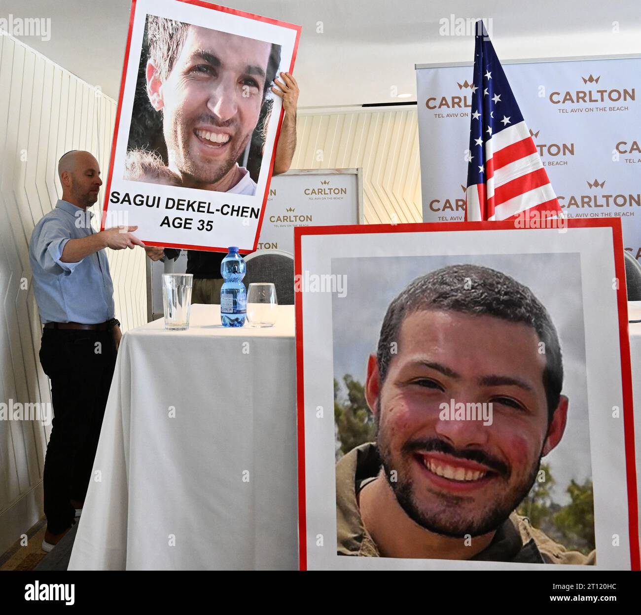 Tel Aviv, Israël. 10 octobre 2023. Des hommes accrochent des photos des Israéliens américains Sagui Dekel-Chen, 35 ans, et Itay Chen, 19 ans, portés disparus et soupçonnés d’être retenus en otage par le Hamas à Gaza, exposées lors d’une conférence de presse à tel Aviv, Israël, le mardi 10 octobre 2023. Photo de Debbie Hill/ crédit : UPI/Alamy Live News Banque D'Images Tel Aviv, Israël. 10 octobre 2023. Des hommes accrochent des photos des Israéliens américains Sagui Dekel-Chen, 35 ans, et Itay Chen, 19 ans, portés disparus et soupçonnés d’être retenus en otage par le Hamas à Gaza, exposées lors d’une conférence de presse à tel Aviv, Israël, le mardi 10 octobre 2023. Photo de Debbie Hill/ crédit : UPI/Alamy Live News Banque D'Images