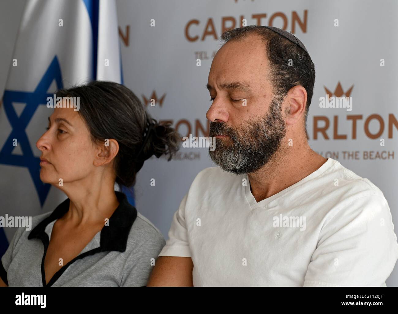 Tel Aviv, Israël. 10 octobre 2023. Les Américains-Israéliens (G-D) Rachel Goldberg et Jonathan Polin, dont le fils Hersh Goldberg-Polin, 23 ans, est porté disparu et serait retenu en otage par le Hamas à Gaza, prennent la parole lors d’une conférence de presse à tel Aviv, Israël, le mardi 10 octobre 2023. Photo de Debbie Hill/ crédit : UPI/Alamy Live News Banque D'Images Tel Aviv, Israël. 10 octobre 2023. Les Américains-Israéliens (G-D) Rachel Goldberg et Jonathan Polin, dont le fils Hersh Goldberg-Polin, 23 ans, est porté disparu et serait retenu en otage par le Hamas à Gaza, prennent la parole lors d’une conférence de presse à tel Aviv, Israël, le mardi 10 octobre 2023. Photo de Debbie Hill/ crédit : UPI/Alamy Live News Banque D'Images