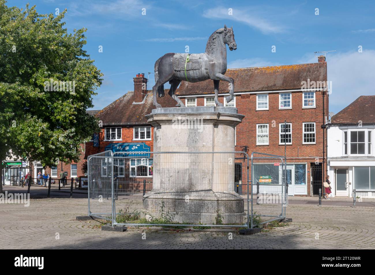 Statue équestre Guillaume III dans le centre-ville de Petersfield, Hampshire, Angleterre, Royaume-Uni, en cours de restauration en 2023 avec l'élément humain enlevé Banque D'Images