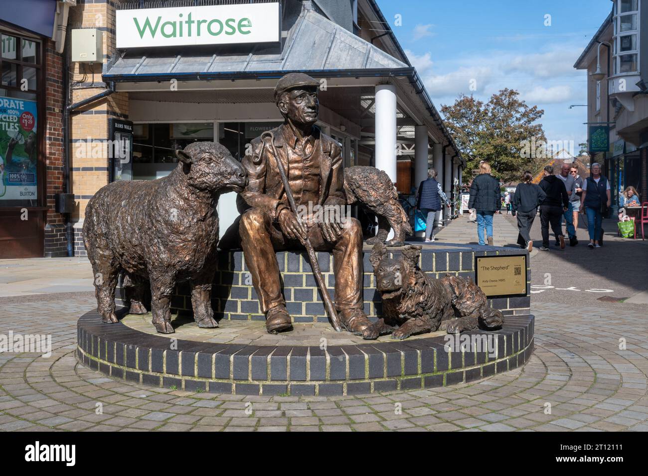 Sculpture du berger par Andy Cheese, statue avec berger et moutons dans le centre commercial Rams Walk, Petersfield, Hampshire, Angleterre, Royaume-Uni Banque D'Images