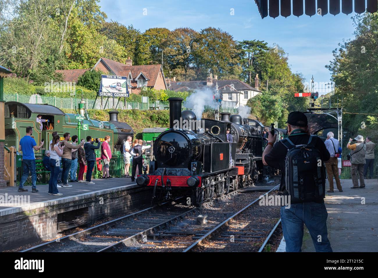 Alresford Station pendant le gala de vapeur d'automne Watercress Line octobre 2023, avec le train à vapeur n ° 1054, un réservoir de charbon LNWR, Hampshire, Angleterre, Royaume-Uni Banque D'Images