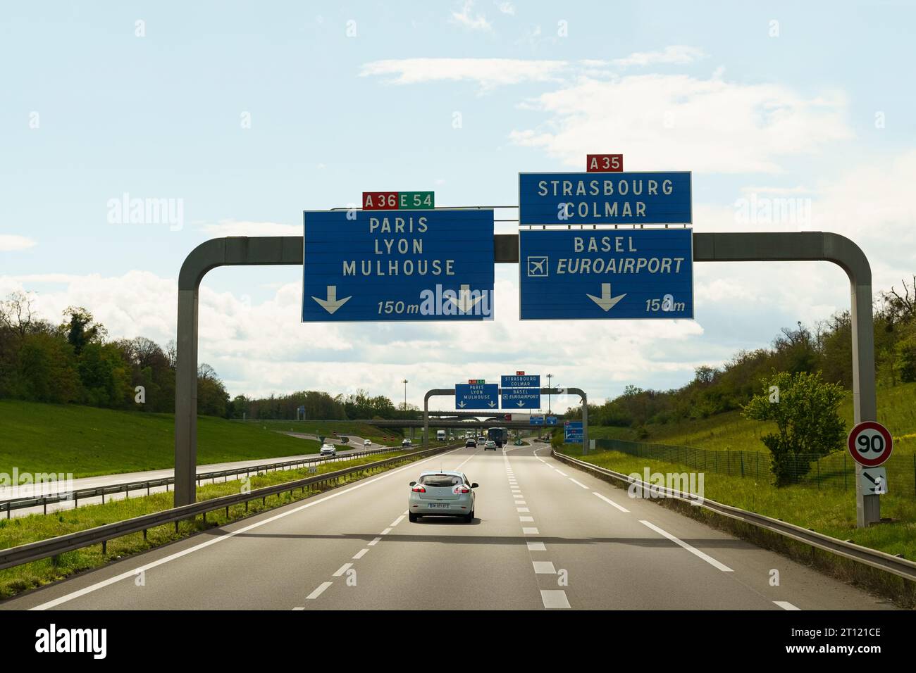 Saint-Louis, France - 25 avril 2023 : circulation sur l'autoroute, panneaux d'information sur fond bleu. Banque D'Images