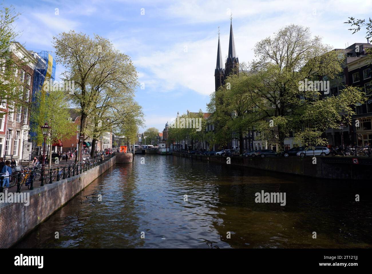 Beaux canaux d'Amsterdam avec belle ville au bord de l'eau Banque D'Images