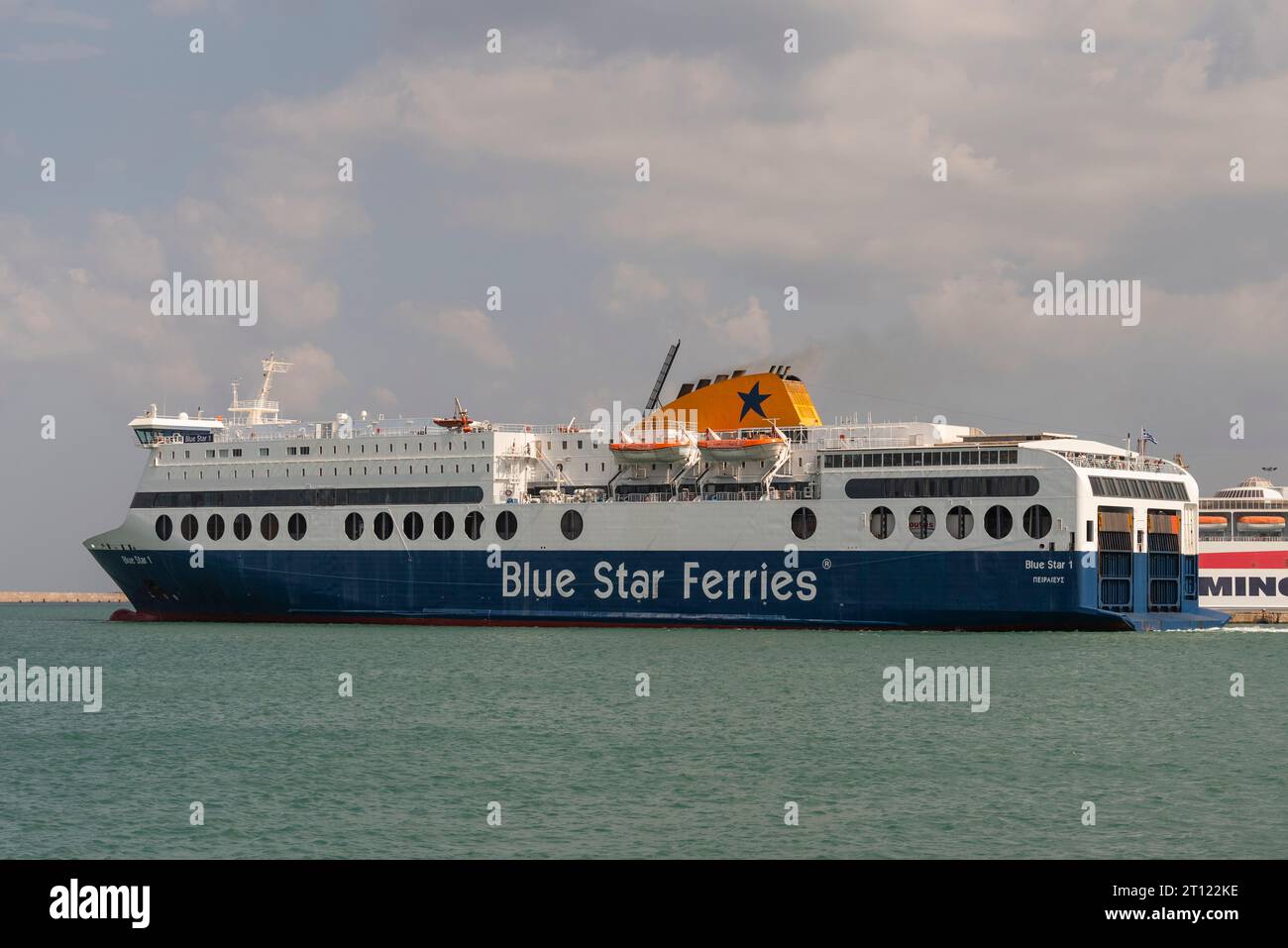 Héraklion, Crète, Grèce, 26 septembre 2023. Ferry RORO quittant le port d'Héraklion, Crète à destination du Pirée, pour Athènes, l'étoile bleue 1. Banque D'Images