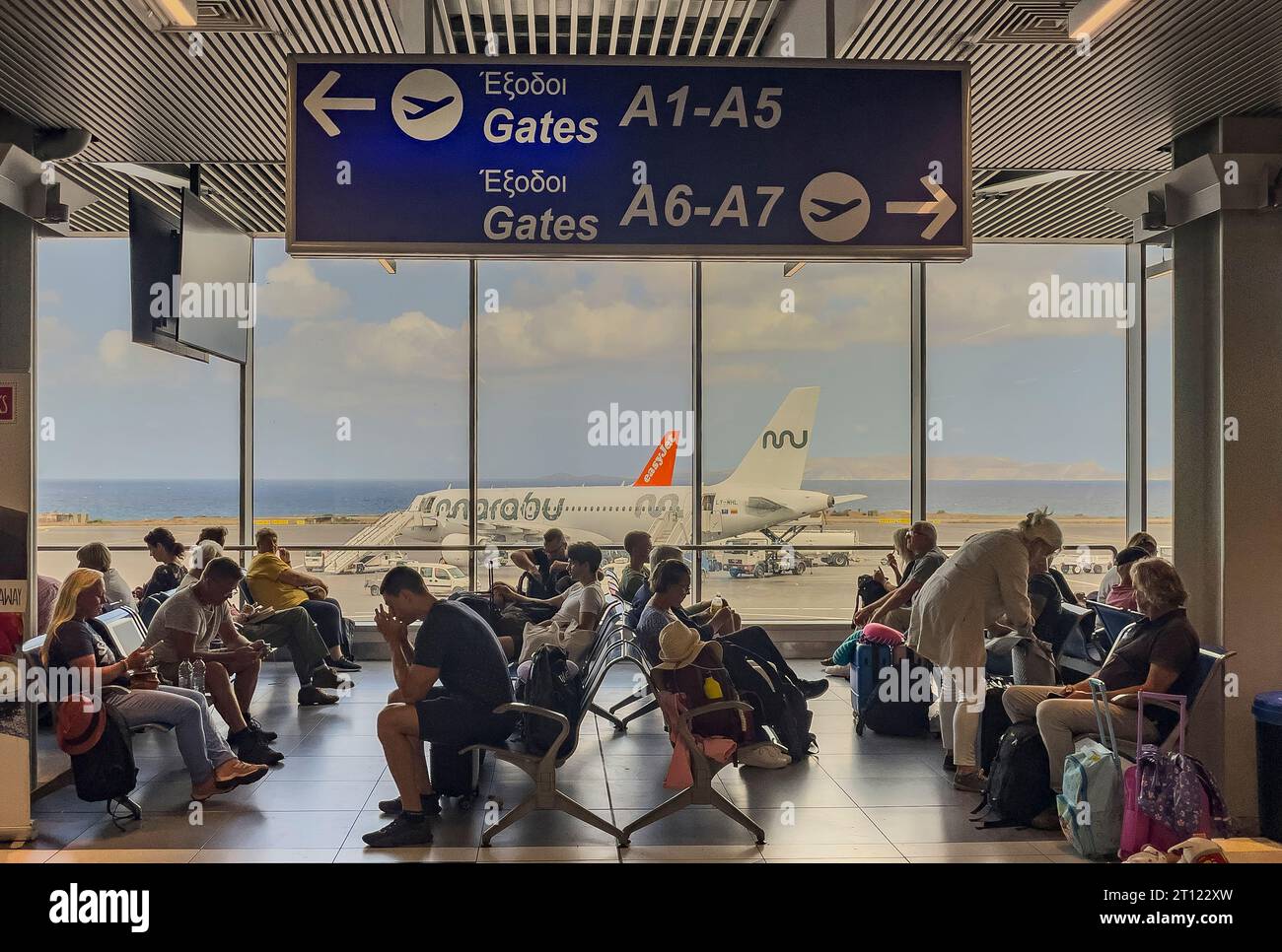 Herkalion, Crète, Grèce. 3 octobre 2023. Passagers à la porte d'embarquement de l'aéroport Herklion attendant que leur vol soit appelé. Banque D'Images