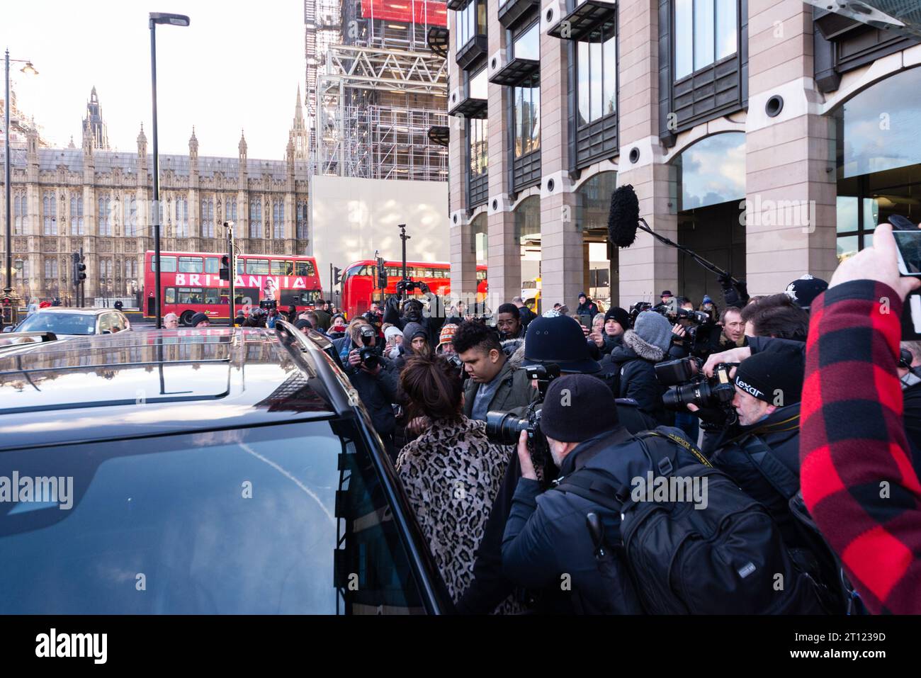 Frénésie médiatique entourant Katie & Harvey Price quittant Portcullis House après que Price ait témoigné devant le comité de pétition sur les abus en ligne Banque D'Images